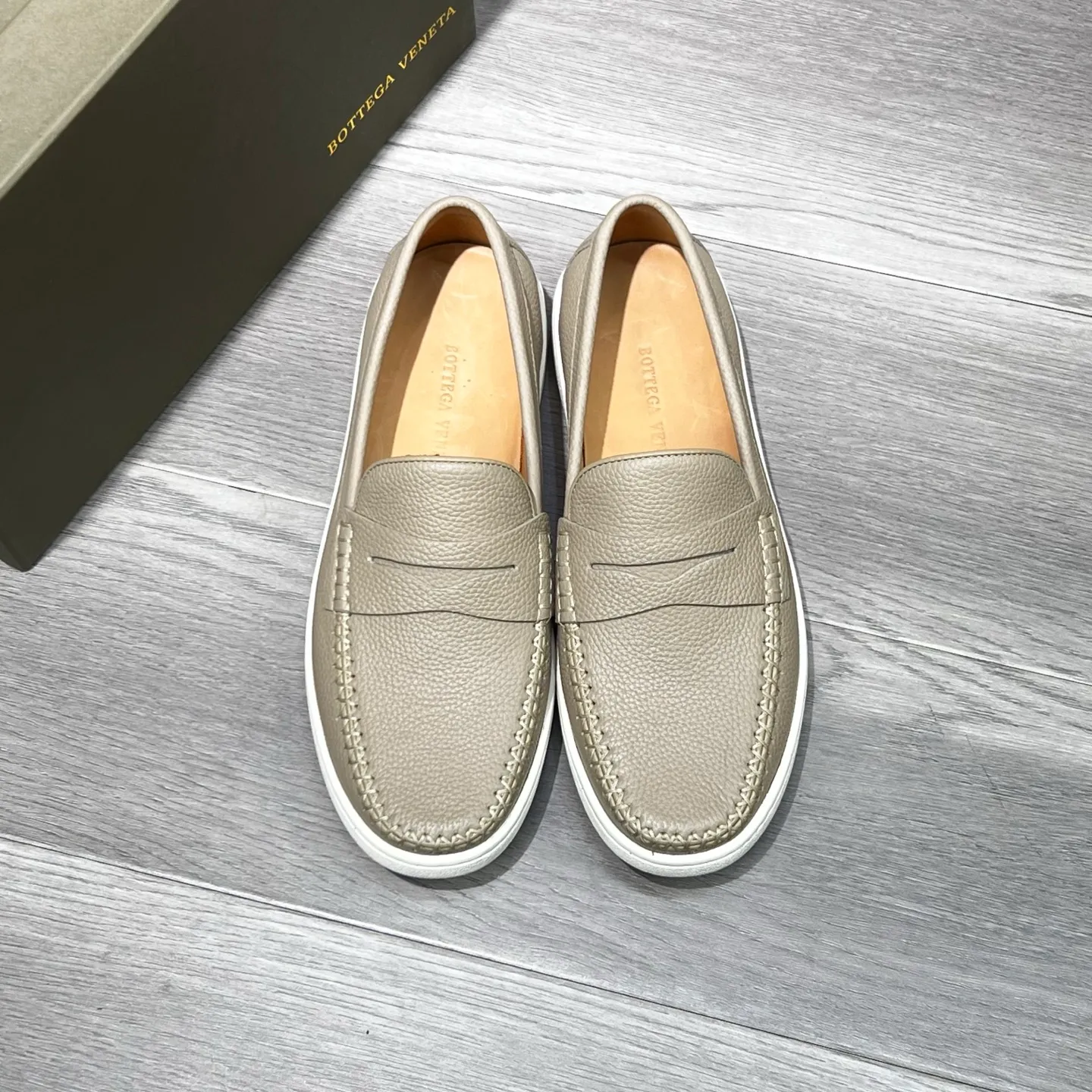 Ex-factory price 480 BV〰️Purely handmade classic men's beanie shoes👉👉driving shoes, slip-on shoes, made of Italian imported cowhide, 💕water-dyed cowhide lining, 🔊original outsole, waterproof platform design, comfortable for the feet. A good choice for traveling and driving, three colors available, code number: 38-44, (45 can be customized)